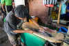 Indonésie. Cours de cuisine de Bali. Marché aux poissons de Jimbaran - préparation de poisson