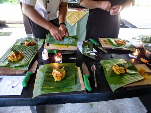 Indonésie. Cours de cuisine de Bali. Apprendre comment encapsuler Tum Ikan.