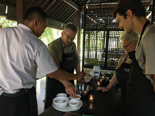 Indonésie. Cours de cuisine de Bali. Préparer les crêpes