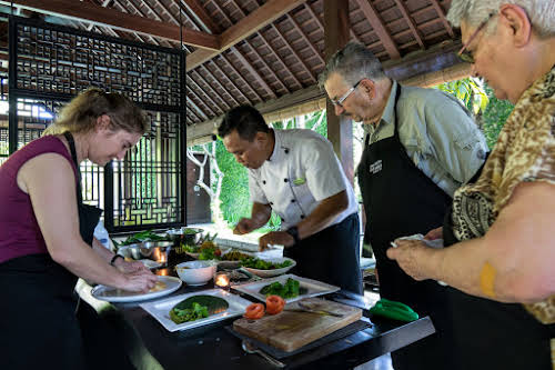 Indonésie. Cours de cuisine de Bali. Préparer la salade Lawar