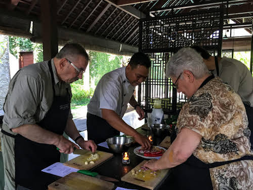 Indonésie. Cours de cuisine de Bali. Trancher, couper et hacher les ingrédients pour la pâte de Gede