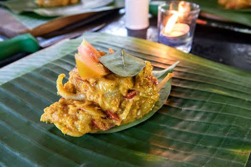 Indonésie. Cours de cuisine de Bali. Tum Ikan prêt à être enveloppé dans la banane feuilles