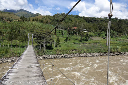 Indonesia. Papua Baliem Valley Trekking. Crossing the Baliem River