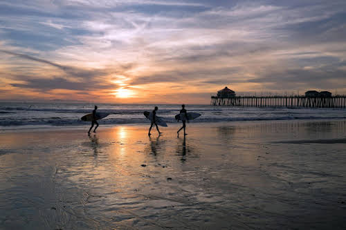 Best Adventurous Things to Do In California // Surfers at Huntington Beach Photo Credit Jamesgraphy Pixabay