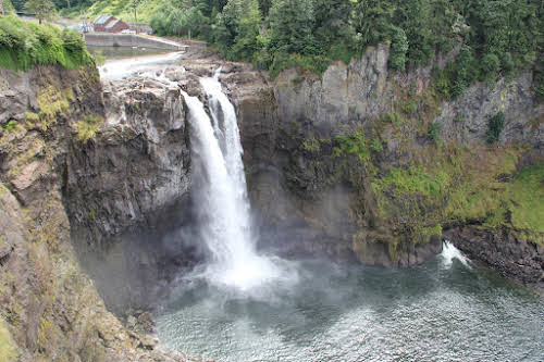 Best Places to Visit in Washington State: Road Trip from Seattle // Snoqualmie Waterfalls