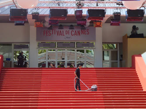 Best Things to Do in Cannes France // Palais des Festivals - Image by Hermann Traub from Pixabay