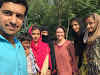 Est-il dangereux de voyager au Pakistan? Nos expériences et impressions du Pakistan // Selfie avec des jeunes Pakistanais a Islamabad
