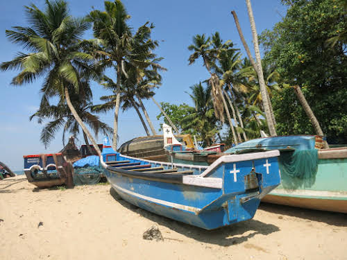 Inde. Voyage sur la route de la moto de Kerala. Barques de pêcheurs sur la Côte d’Oman