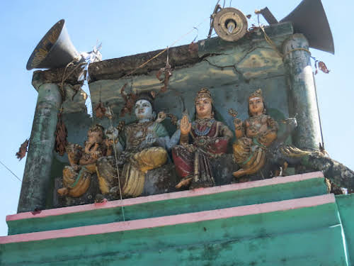 Inde. Voyage sur la route de la moto de Kerala. Temple hindou sur la route de Thekkady