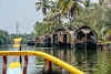 Inde. Voyage sur la route de la moto de Kerala. Maison flottante dans l’eau dormante Kumarakom