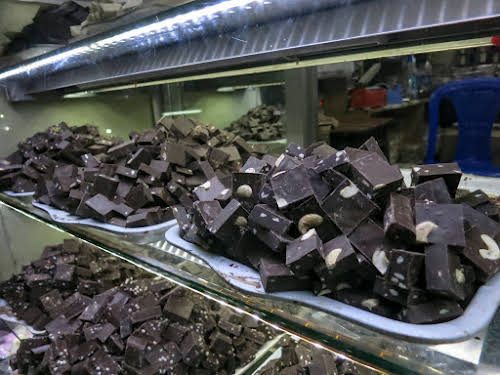 Inde. Voyage sur la route de la moto de Kerala. Munnar Local chocolat