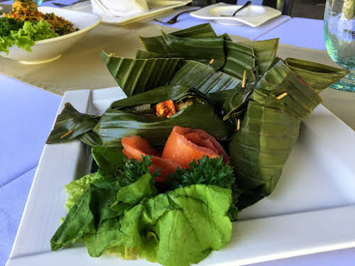 Indonésie. Cours de cuisine de Bali. Feuille de bananier Ikan Tum enveloppé épicée de poisson cuit à la vapeur.