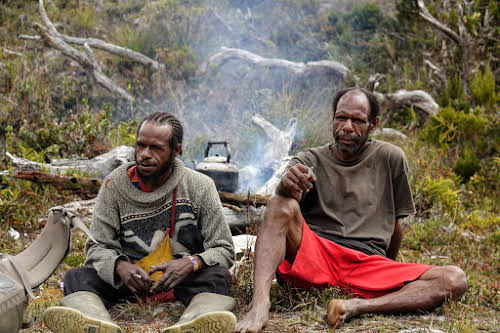 Indonesia. A Guide to Baliem Valley Trekking. Lunch on the trail thanks to our porters