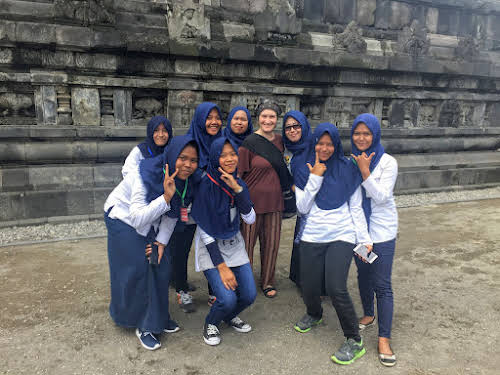 Indonesia. Yogyarkarta Pramantan. Selfie with Indonesian Girls