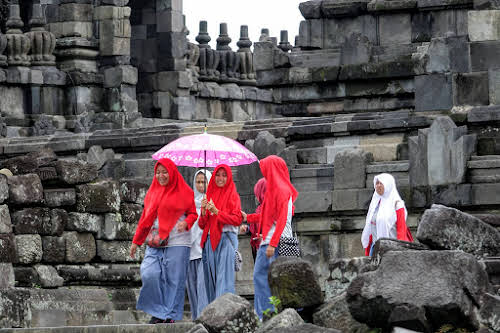 Indonesia. Yogyarkarta Pramantan Temple. Schools visiting