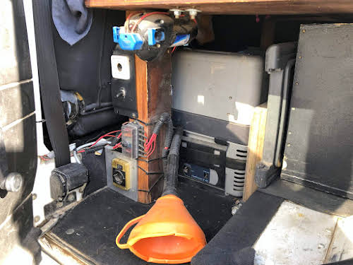 Land Rover 4×4 Conversion // Former Electrical and Fridge Setup
