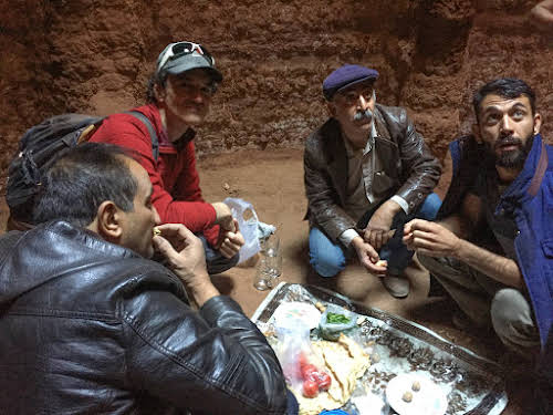 Melting in the Lut Desert Iran: Hottest Place on Earth // Iranian hospitality, sharing their lunch with us