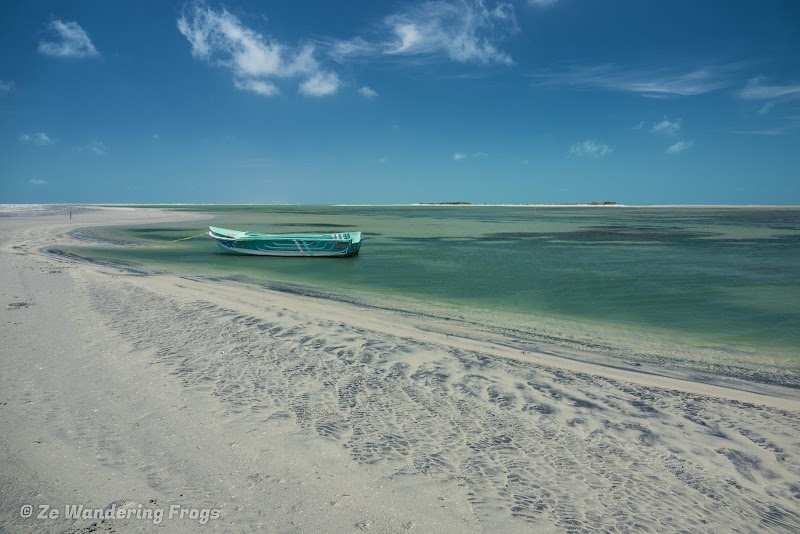 Sri. Lanka Mannar Kiteboarding. Mannar Paradise: Turquoise water and white sand beach