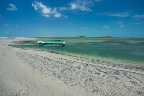 Eau peu profonde turquoise et plage de sable blanc!