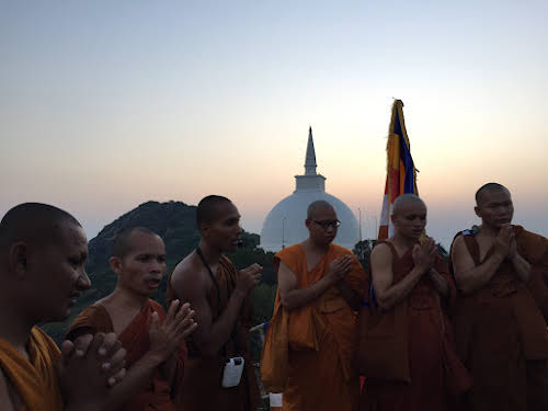 Sri Lanka Travel Tips // Bhuddists Praying