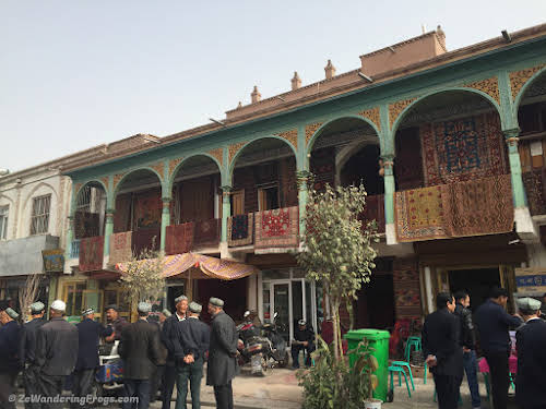 Sur la Route de La Soie Kashgar Chine // Vente de tapis et point de rencontre dans la vielle ville de Kashgar