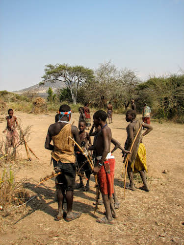 Retour au village, les chasseurs Hadzabe