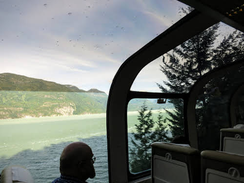 Things to Know about Canada: Travel Tips & Itinerary Suggestions // Vues du train Rocky Mountaineer de Vancouver à Whistler, Colombie Brittanique