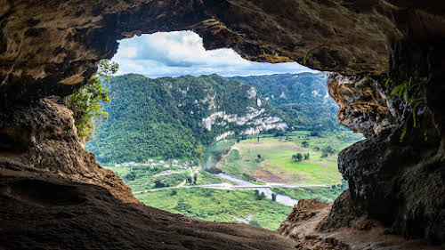 Top Adventurous Things to Do in Puerto Rico // Cueva Ventana Arecibo Photo Wei Zeng Unsplash