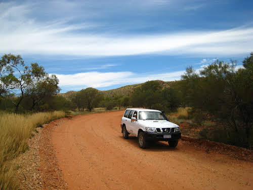 Travel in Australia on a Budget: How to Save Money While Traveling Down Under // Rent a Car to Explore the Outback
