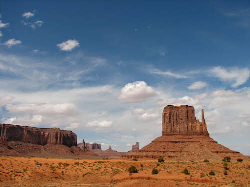 Visiting Monument Valley: How to Experience the Sacred Grounds of the Navajos // Mitten and Mesa Views
